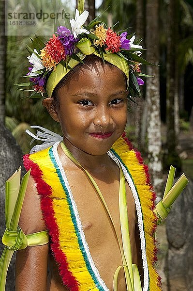 Kind im traditionellen Festschmuck mit Blumenkranz  Insel Yap  Mikronesien  Ozeanien
