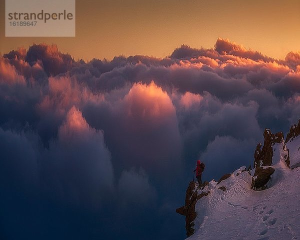 Wanderer steht am Abgrund über den Wolken  Kaukasus Gebirge  Elbrus  Russland  Europa