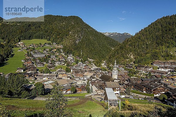 Dorf La Clusaz  Department Haute-Savoie  Auvergne-Rhone-Alpes  Frankreich  Europa