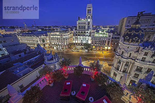 Touristen in der Terrassenbar des Principal Hotels in der Gran Via  Madrid  Spanien  Europa