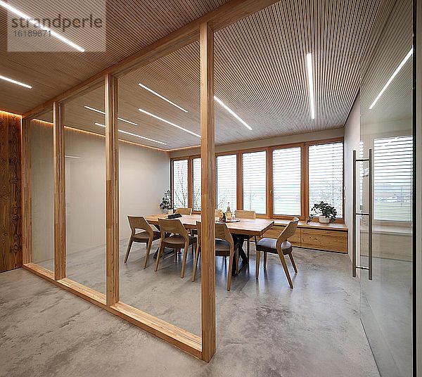 Moderne Raumgestaltung mit Holz  Besprechungszimmer  Entwurf und Fertigung ASE Wohnkultur  Tittmoning  Oberbayern  Bayern  Deutschland  Europa