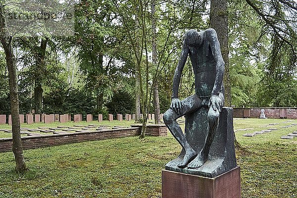 Hiob  Bronzestatue  geschaffen 1957 von Gerhard Marcks  Gräberfeld der Naziopfer  Ehrenfriedhof  Hauptfriedhof  Frankfurt am Main  Hessen  Deutschland  Europa