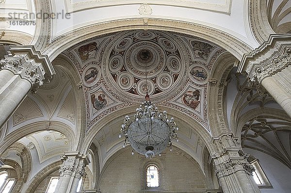 Kronleuchter und Gewölbe der Kathedrale von Baeza  Provinz Jaen  Spanien  Europa