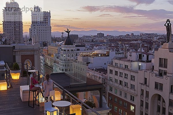 Touristen genießen einen abendlichen Drink in der Terrassenbar des Emperador-Hotels  Madrid  Spanien  Europa