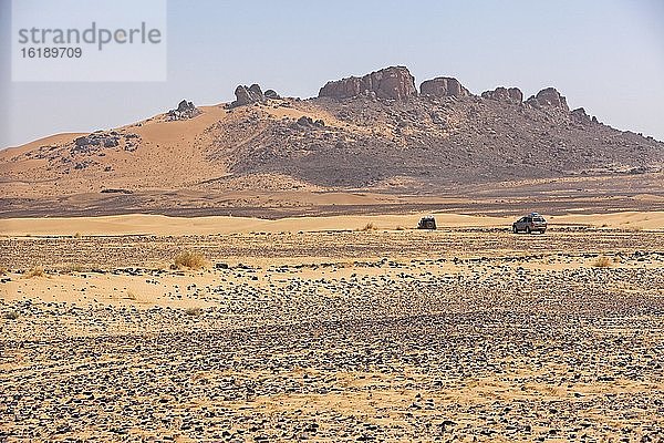 Geländewagen auf Schotterpiste zum hohen Atlasgebirge  Marokko  Afrika