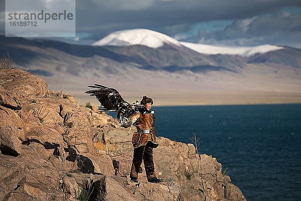 Junge Mongolin bei der traditionellen Jagd mit Adler  Provinz Bayan-Ulgii  Mongolei  Asien