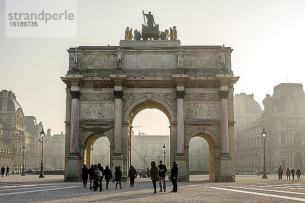 Triumphbogen des Karussells und Louvre-Museums  Paris  Ile-de-France  Frankreich  Europa