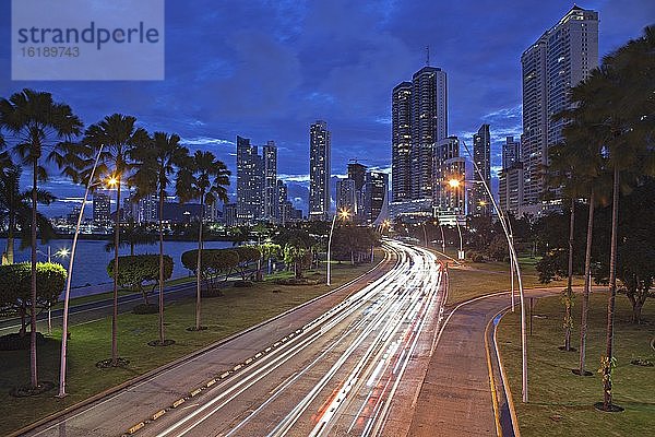 Stadtansicht  Balboa Avenue und Wolkenkratzer in der Abenddämmerung  Panama City  Panama  Mittelamerika