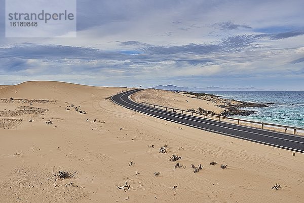 Küstenstraße durch Sanddünen  Parque Natural de Corralejo  Fuerteventura  Kanarische Inseln  Spanien  Europa