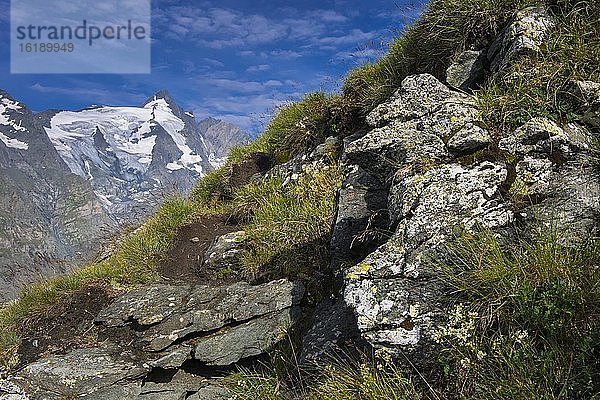 Bergpanorama mit Felsenlandschaft  schneebedeckter Großglockner  Berg  Heiligenblut  Nationalpark Hohe Tauern  Kärnten  Österreich  Europa