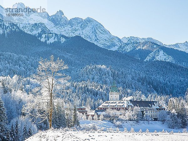 Luxus-Hotel Schloss Elmau im Winter  hinten Wettersteingebirge  Bayerisches Oberland  Krün  Bayern  Deutschland  Europa