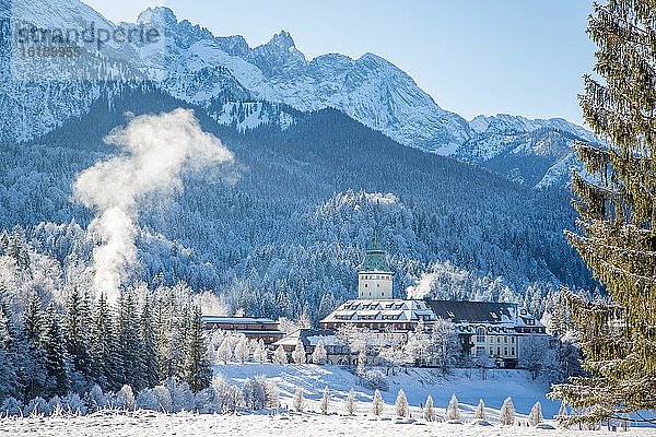 Luxus-Hotel Schloss Elmau im Winter  hinten Wettersteingebirge  Panorama  Bayerische Voralpen  Krün  Bayern  Deutschland  Europa