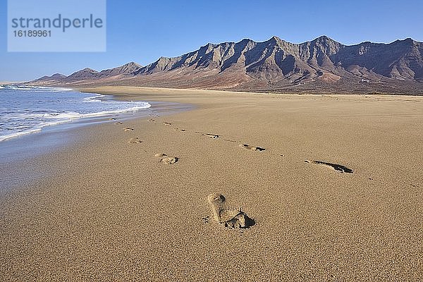 Fußabdrücke im Sand  Strand Playa de Cofete  Fuerteventura  Kanarische Inseln  Spanien  Europa