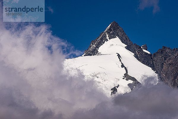 Bergspitze des Großglockner mit Wolken  Heiligenblut  Nationalpark Hohe Tauern  Kärnten  Österreich  Europa