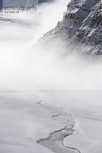 Fluss fließt durch schneebedeckte Berge in Spiti  einem hochgelegenen gefrorenen Plateau  der Heimat der Schneeleoparden im indischen Himalaja  Indien  Asien