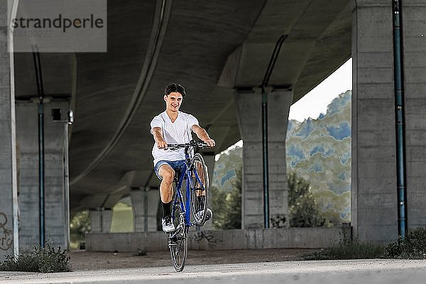 Teenager  19 Jahre  fährt auf Fahrrad  Deutschland  Europa
