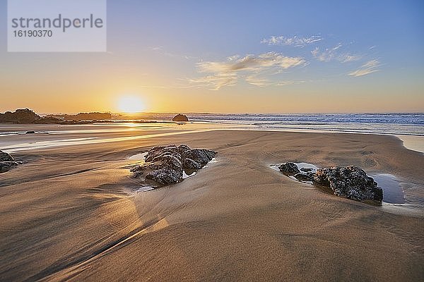 Strand mit Felsen bei Ebbe  Sonnenuntergang  von Playa del Castillo  Playa del Aljibe de la Cueva  Fuerteventura  Kanarische Inseln  Spanien  Europa