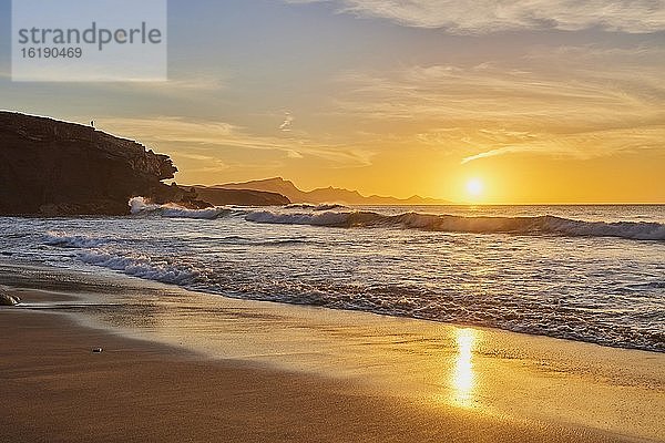 Strand Playa de la Pared bei Sonnenuntergang  Fuerteventura  Kanarische Inseln  Spanien  Europa