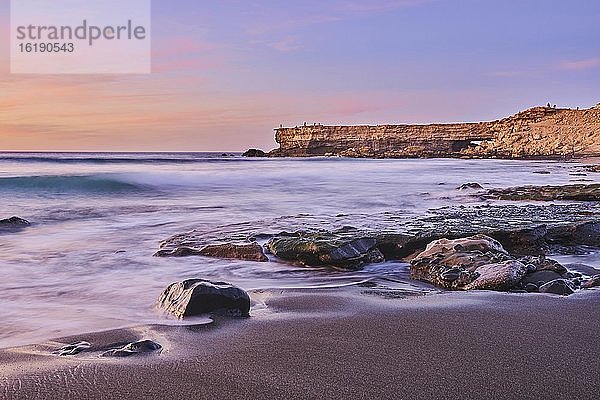 Aussichtspunkt Mirador La Pared am Strand Playa de la Pared bei Sonnenuntergang  Fuerteventura  Kanarische Inseln  Spanien  Europa