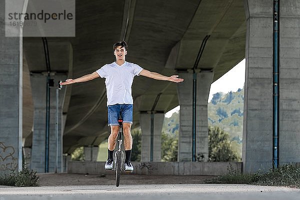 Teenager  19 Jahre  fährt auf Einrad  Deutschland  Europa