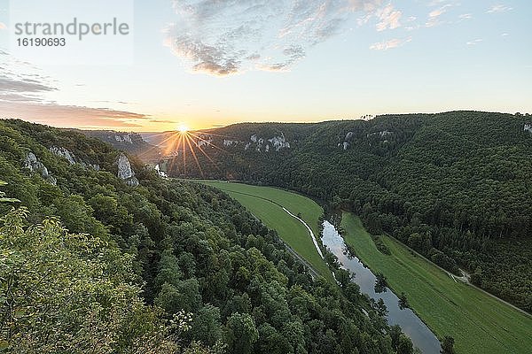 Sonnenaufgang gesehen vom Eichfelsen im oberen Donautal  Irndorf  Baden-Württemberg  Deutschland  Europa