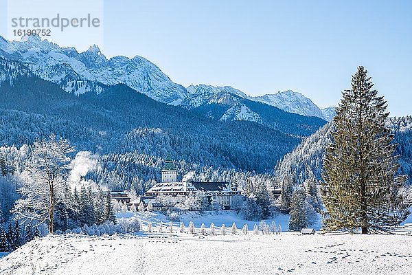 Luxus-Hotel Schloss Elmau im Winter  hinten Wettersteingebirge  Panorama  Bayerisches Oberland  Krün  Bayern  Deutschland  Europa