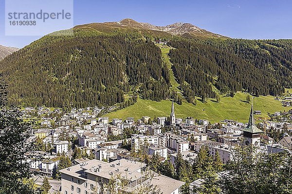 Stadtansicht vor dem Jakobshorn  Davos  Graubünden  Schweiz  Europa