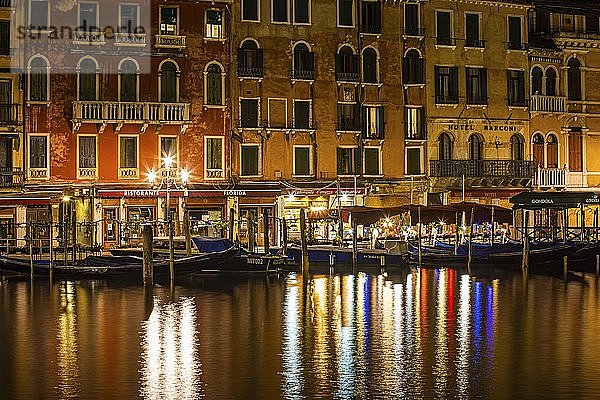 Historische Häuserfassaden am Canale Grande bei Nacht  Venedig  Venetien  Italien  Europa