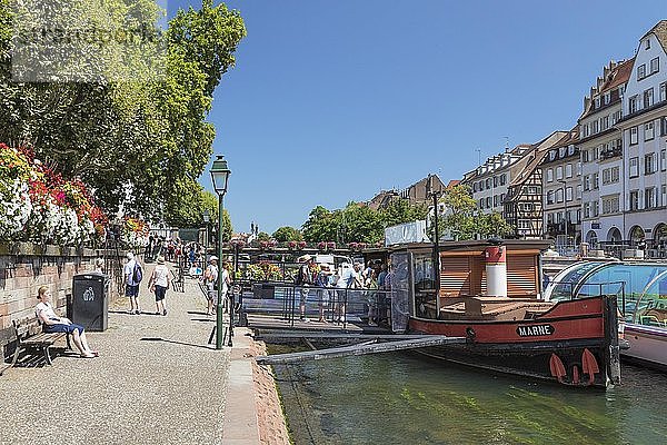 Kartenverkauf auf einem Schiff auf der Ill am Quai au Sable  Straßburg  Elsaß  Frankreich  Europa