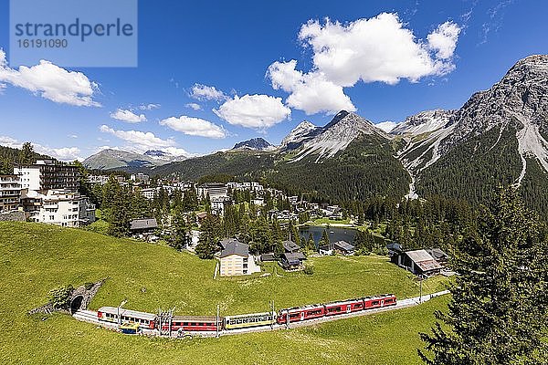 Rhätsche Bahn und Ortsansicht  Arosa  Graubünden  Schweiz  Europa