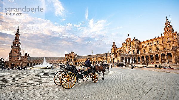 Kutsche am Plaza de España  Panorama  Sevilla  Andalusien  Spanien  Europa