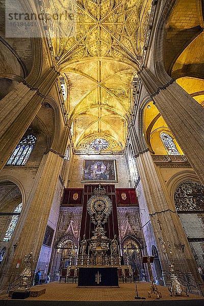Silberaltar oder Jubiläumsaltar  Kathedrale von Sevilla  Innenansicht  Kathedrale Santa Maria de la Sede  Sevilla  Andalusien  Spanien  Europa