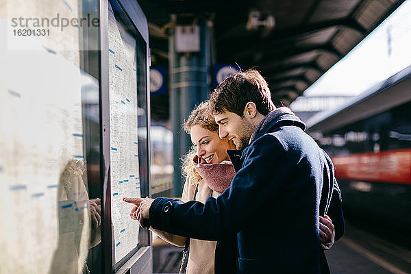 Couple-Checking-Zeitplan am Bahnhof  Firenze  Toskana  Italien