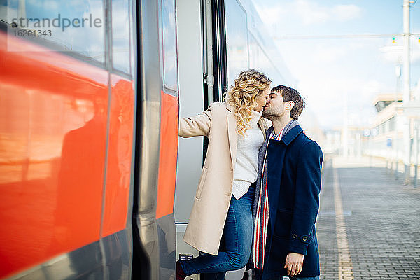 Paar küsst sich neben dem Zug  Florenz  Toskana  Italien
