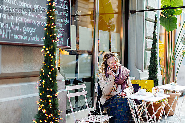 Frau benutzt Smartphone im Café  Firenze  Toskana  Italien