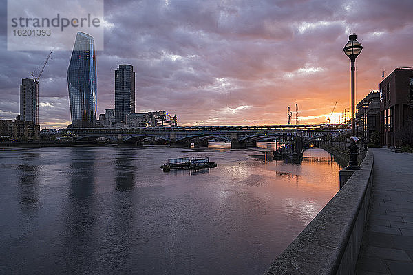 Blick von der Blackfriars Bridge auf den Sonnenuntergang  die Themse und moderne Gebäude und die untergehende Sonne.