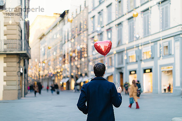 Mann mit herzförmigem Ballon auf der Piazza  Florenz  Toskana  Italien