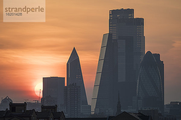 Sonnenuntergang über der City of London  Silhouetten moderner architektonischer Wahrzeichen.