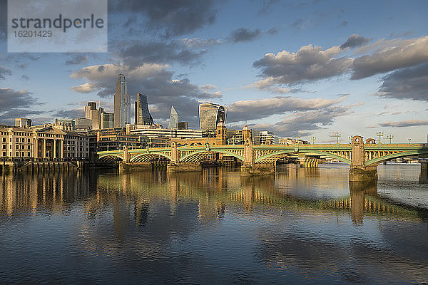Themse- und Blackfriars-Brücke und Blick auf die City of London