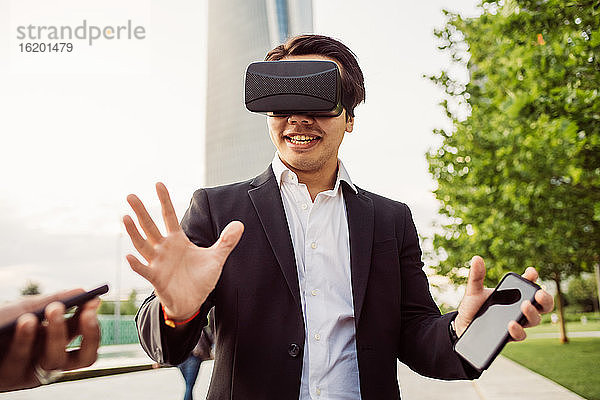 Porträt eines asiatischen Geschäftsmannes mit VR-Headset.