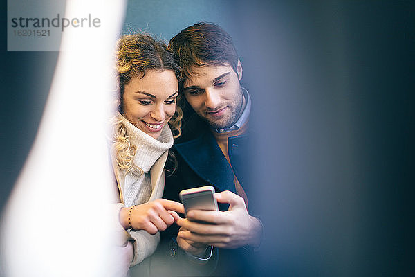 Ehepaar mit Smartphone im Zug