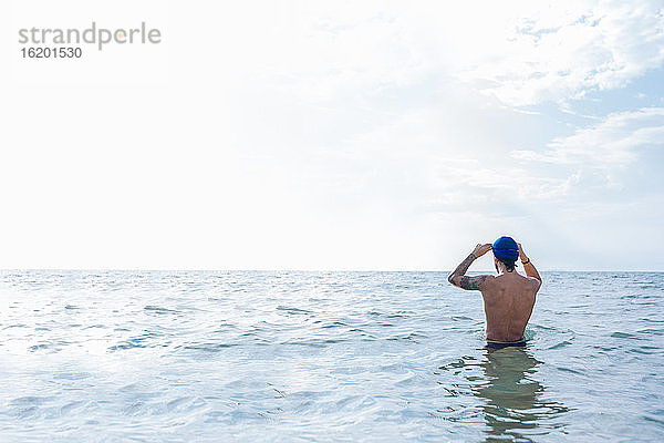 Schwimmer macht sich bereit  ins Meer zu fahren