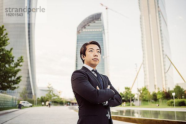 Porträt eines asiatischen Geschäftsmannes in dunklem Anzug.