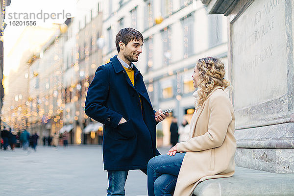 Ehepaar im Gespräch auf der Piazza  Florenz  Toskana  Italien