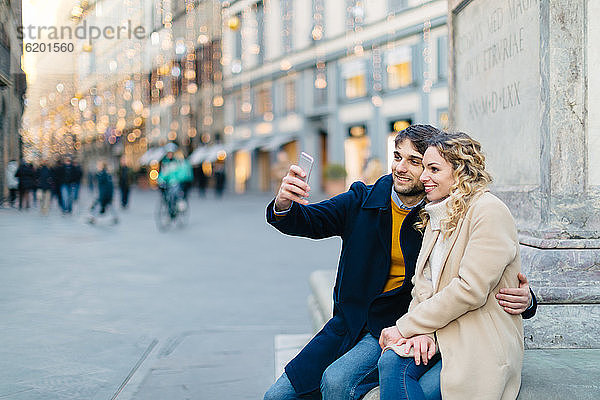 Selfie-Paar auf der Piazza  Florenz  Toskana  Italien