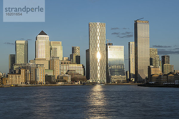 Blick über die Themse auf die hohen Gebäude von Canary Wharf im Osten Londons.