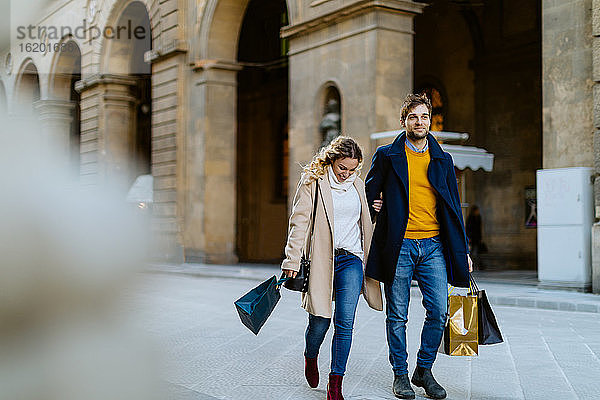 Ehepaar beim Einkaufsbummel  Firenze  Toskana  Italien