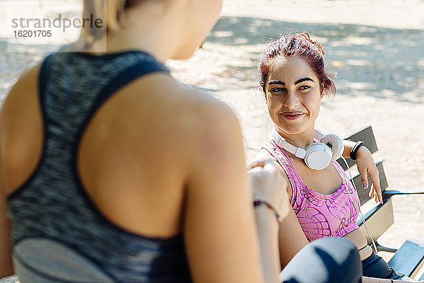 Freunde machen Pause vom Sport im Park