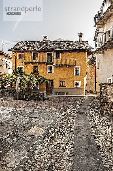 Straße und Häuser  Dorf Moghegno  Maggiatal  Tessin  Schweiz