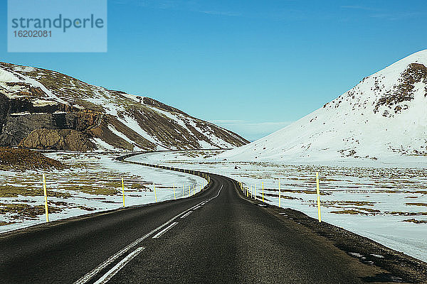 Straße  die aus Reykjavik herausführt  Island